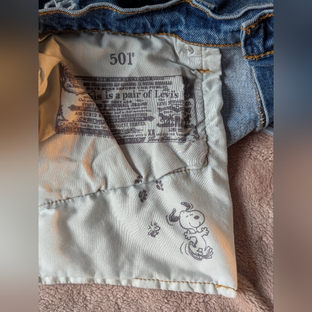 Levi's Peanuts Snoopy 501 Denim Cutoff Shorts - Picture 3 of 4